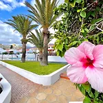 At The Beach, Sunny & 2 Heated Pools, Large Terrace, In Адехе
