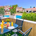 At The Beach, Sunny & 2 Heated Pools, Large Terrace, In Апартаменти Адехе