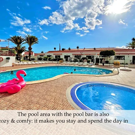 At The Beach, Sunny & 2 Heated Pools, Large Terrace, In Lägenhet *