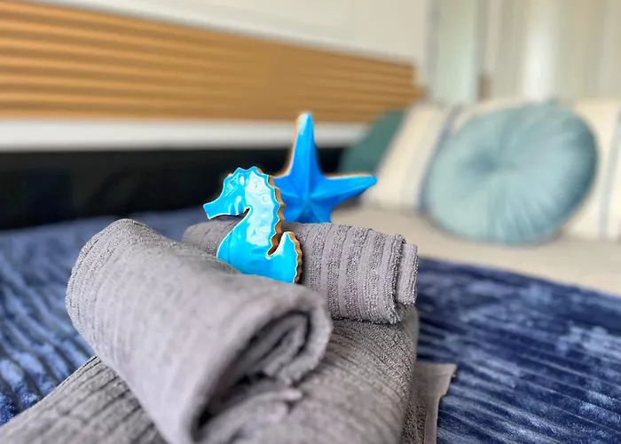 At The Beach, Sunny & 2 Heated Pools, Large Terrace, In Appartement *