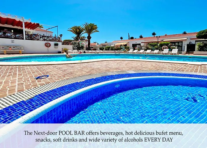 At The Beach, Sunny & 2 Heated Pools, Large Terrace, In Appartement *