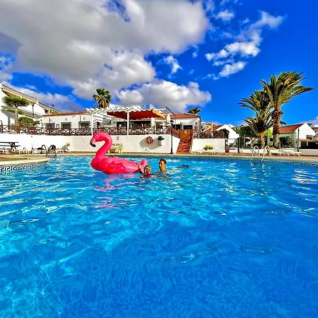 At The Beach, Sunny & 2 Heated Pools, Large Terrace, In * アデヘ