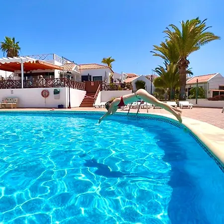 At The Beach, Sunny & 2 Heated Pools, Large Terrace, In アデヘ